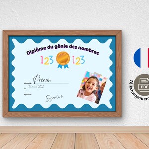 Peut inclure: Un cadre en bois rectangulaire contenant un certificat intitulé Diplôme du génie des nombres. Le certificat présente un fond bleu clair avec une bordure blanche festonnée, les chiffres 123, une icône de médaille d'or et une photo d'enfant souriant.