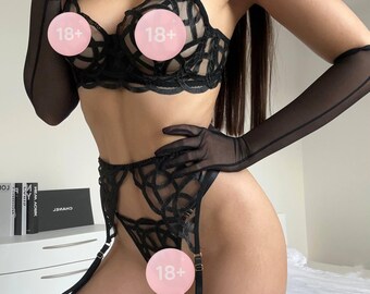 Completo intimo in pizzo nero con spalline, reggiseno ricamato, reggicalze e guanti