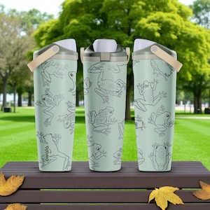 Gravierte Frösche Owala Sway Flasche - 30oz 40oz - Springendes Froschmuster auf Eukalyptus