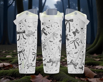 Eingravierte Witchy Brooms Owala Sway Flasche - Halloween Wasserflasche - Gruselige Geschenkidee ⸻