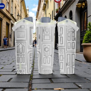Peut inclure: Trois gourdes blanches ornées de dessins au trait noirs de différentes portes. Elles sont dotées de couvercles gris et de poignées blanches. Les gourdes sont posées sur une rue pavée, avec un arrière-plan flou de bâtiments et de personnes.