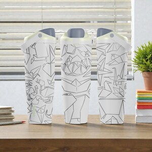 Peut inclure: Trois bouteilles d'eau blanches avec des illustrations de style origami grises. Chaque bouteille a un couvercle gris, une poignée blanche et un bord jaune clair. Les bouteilles sont sur une surface en bois près d'une plante en pot et d'une pile de livres.