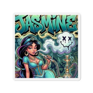 Puede incluir: Una pegatina con una ilustración de dibujos animados de una mujer con un atuendo turquesa fumando una cachimba. La palabra "JASMINE" está escrita en letras de estilo grafiti encima de ella. Una nube con una carita sonriente sale de la cachimba.