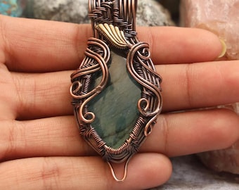 Handmade Labradorite Pendant – Wire Wrapped Crystal Necklace, Boho Jewelry, Rainbow Flash Labradorite Gift