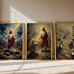 以下が含まれることがあります： 宗教的なシーンを描いた、額装された3つのアートプリントのセット。白いガウンと赤いサッシュを身に着けた中心人物が、群衆と劇的な照明を背景に描かれています。フレームは金色で、クラシックな雰囲気を添えています。