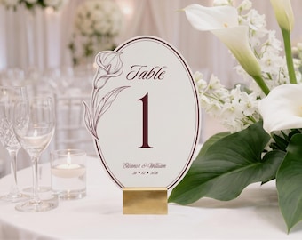 Elegante letrero con el número de mesa para bodas con diseño de lirio cala burdeos.