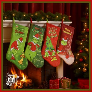 Könnte beinhalten: Vier Weihnachtsstrümpfe mit Grinch-Motiven hängen über einem Kamin. Die Strümpfe sind grün und rot, mit Bildern des Grinch und Texten wie "STINK STANK STUNK", "Merry Grinchmas" und "I'm So Gute for the GRINCH STEALME".