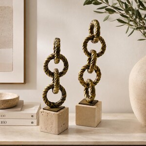 Escultura de eslabones de latón sobre base de travertino, objeto de arte moderno, juego de 2 tamaños, estatua de cadena entrelazada, decoración de lujo para el hogar, arte para consola