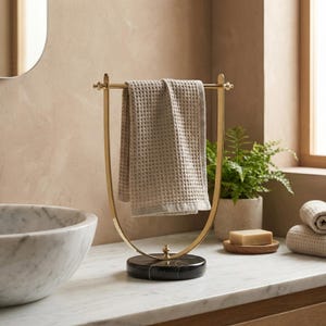 Portasciugamani in ottone lucido, base in marmo nero, accessorio moderno per il bagno. immagine 5