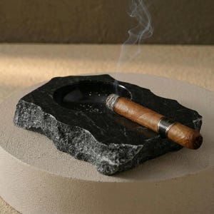 Handgeschnitzter Zigarrenaschenbecher aus schwarzem Marmor