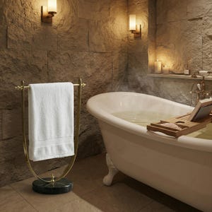Portasciugamani in ottone lucido, base in marmo nero, accessorio moderno per il bagno. immagine 8