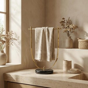 Portasciugamani in ottone lucido, base in marmo nero, accessorio moderno per il bagno. immagine 4