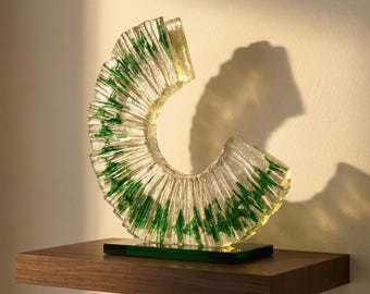 Moderne Skulptur aus grünem Glas (H 22 x B 10 cm)