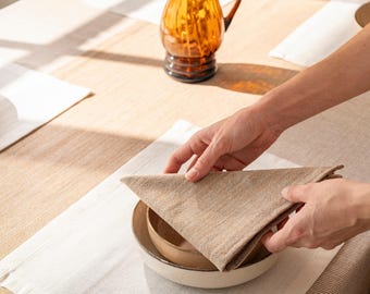 Braune Baumwoll-Servietten für den gedeckten Tisch - rustikale Stoffservietten