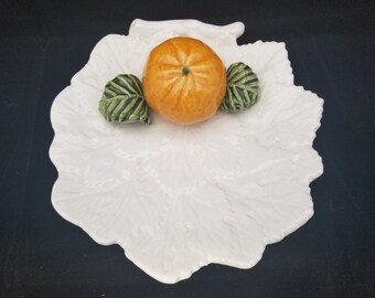 Vintage dekorative Platte mit Orange befestigt