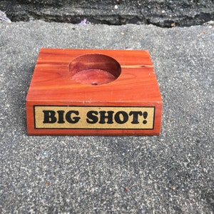 Puede incluir: Un juego de tres tazas de cerámica con un acabado mate moteado. Las tazas son en tonos de azul, verde y blanco. Cada taza tiene una forma redondeada y un diseño simple y moderno. Ideal para café o té.