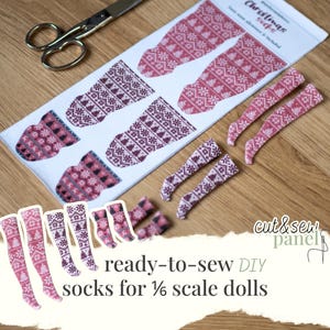 Könnte beinhalten: Ein DIY-Panel zum Selbernähen für 1/6-Puppensocken. Das Panel zeigt mehrere Sockenmuster in Rosa- und Weißtönen mit Schneeflocken- und Baummustern. Eine Schere ist ebenfalls vorhanden.