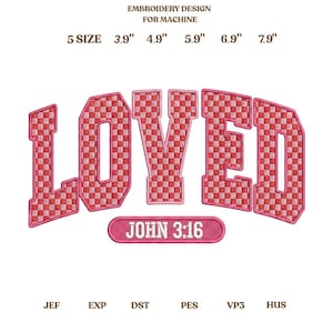 Könnte beinhalten: Ein Stickdesign für die Maschine mit dem Wort "LOVED" in einem rosa-roten Karomuster. Darunter steht der Text "JOHN 3:16" auf einem rosa Oval. Das Design ist in 5 Größen von 9.9 cm bis 20.1 cm erhältlich.