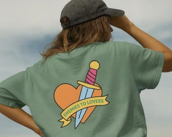 Maglietta da lettore del Romantasy Readers Club: grafica sul retro della scatola di fiammiferi del tropo "Da nemici ad amanti"