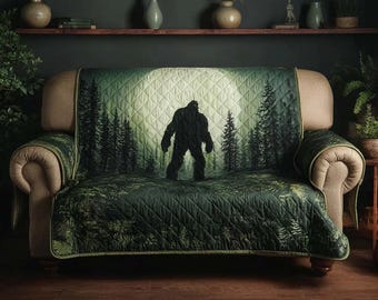 Funda para sofá Bigfoot Forest, funda para sofá Sasquatch Shadow, protector de sofá Dark Woodland Cabin, decoración mística para el hogar inspirada en la naturaleza.