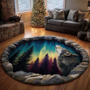Puede incluir: Alfombra redonda con un lobo aullando a una colorida aurora boreal. La alfombra tiene un borde de piedra y una silueta de bosque. El lobo es gris y blanco, y el bosque tiene árboles morados, verdes y amarillos.