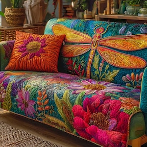 Puede incluir: Un sofá colorido con motivos florales y un cojín a juego. El respaldo del sofá presenta un gran diseño de libélula y los cojines muestran vibrantes patrones florales. El cojín decorativo tiene un diseño de flor naranja. La paleta de colores incluye turquesa, naranja, rosa y morado.