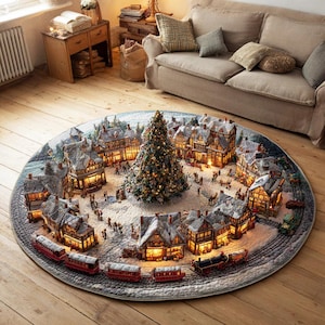 Könnte beinhalten: Ein runder Weihnachtsbaumteppich mit einer Winterdorf-Szene mit einem geschmückten Baum, Häusern und einem Zug. Der Teppich hat einen grauen Rand und liegt auf einem Holzboden. Die Häuser haben beleuchtete Fenster, und der Zug ist rot und schwarz.