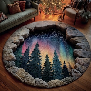 Puede incluir: Alfombra redonda con un diseño de bosque y aurora boreal. La alfombra tiene un borde con forma de piedra. Los árboles son de color verde oscuro y el cielo pasa del rosa al azul y al amarillo. La alfombra está colocada sobre un suelo de madera.
