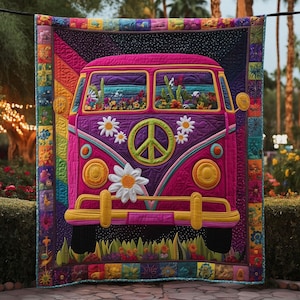 Könnte beinhalten: Ein lebendiger, gesteppter Wandbehang mit einem pink-violetten VW-Bus mit Peace-Zeichen und Gänseblümchen-Akzenten. Die Busfenster zeigen bunte Blumen und Kakteen. Die Steppdecke hat einen farbenfrohen Rand mit floralen und geometrischen Mustern.