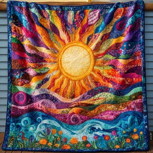 Peut inclure: Une courtepointe rectangulaire présentant un soleil jaune central avec des rayons rayonnants dans des tons de rouge, orange et violet. La partie inférieure représente des collines vallonnées et des vagues bleues, bordée de fleurs.