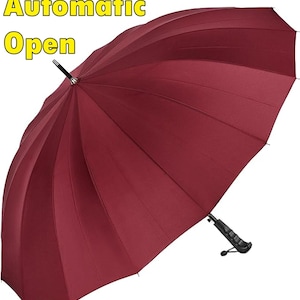 以下が含まれることがあります： 自動開閉のバーガンディ色の傘。傘は完全に開き、複数のパネルでキャノピーを表示しています。ハンドルは黒で、湾曲したデザインです。「Automatic Open」の文字が上部に黄色で表示されています。