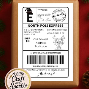 Puede incluir: Un paquete envuelto con una etiqueta North Pole Express. La etiqueta incluye el texto "North Pole Express", una dirección de envío y un código de barras. El paquete está decorado con una pegatina "A Little Craft and Sparkle".