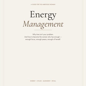 Può includere: Un documento color crema intitolato Energy Management, A Guide for the Ambitious Woman. Include il sottotitolo Why time isn't your problem. And how to become the woman who has enough—enough focus, enough peace, enough of herself. ENERGY CYCLES ALIGNMENT RITUAL è stampato in basso.