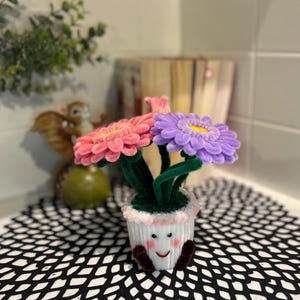 Colorful Pipe Cleaner Flowers – Small Vase Decor, Handmade gift, Adorable Desk or Shelf Decoration