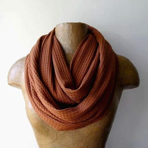MÖRK ROST Våffelstickad Infinity-halsduk - Stickad halsduk med öglor