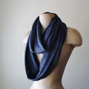 Foulard infini BLEU DENIM, écharpe EcoShag, écharpe cercle bleu chiné, écharpe à boucles bleu denim, écharpe tube en jersey image 4