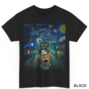 Könnte beinhalten: Schwarzes T-Shirt mit einem skurrilen Design von drei Katzen auf einem Holzsteg, vor dem Hintergrund einer sternenklaren Nacht. Das Kunstwerk erinnert an den Stil von Van Gogh, mit einer Stadt im Hintergrund.