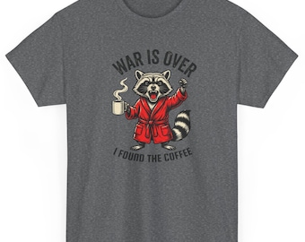 Camiseta de mapache con café / Camiseta divertida para amantes del café / Regalo para adictos al café (hombres y mujeres) / Camiseta de barista / Camiseta con humor sobre el café matutino