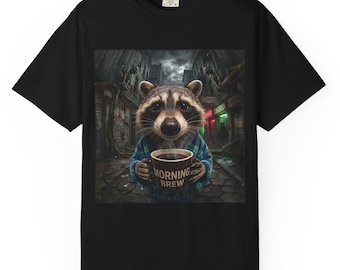 Camiseta Morning Brew con mapache / Camiseta de Halloween para amantes del café / Camiseta con estampado otoñal espeluznante / Sudadera gótica con animales / Camiseta unisex acogedora de otoño