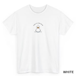 Op de afbeelding: Wit T-shirt met een kleine afbeelding van een eend en de tekst "Talk to the Duck" in een cirkelvormig ontwerp. De eend is wit met een gele snavel en staat in het water. Het shirt heeft een ronde hals.
