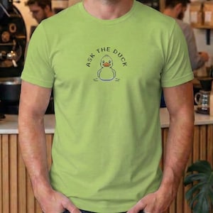 Maglietta con stampa minimalista "Chiedi all'anatra" / Maglietta divertente da programmatore / Maglietta umoristica sulla programmazione / Regalo per sviluppatori di software / Maglietta unisex per supporto tecnico