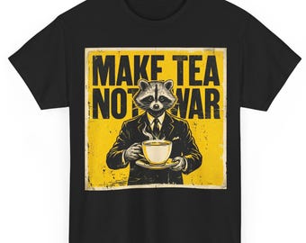 Camiseta "Haz té, no la guerra" / Camiseta divertida para amantes del té / Camiseta con estampado de mapache y té / Regalo vintage para amantes de los animales / Camiseta unisex estilo cottagecore acogedora