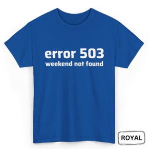 Könnte beinhalten: Königsblaues T-Shirt mit dem weißen Text "error 503 weekend not found". Das kurzärmelige T-Shirt hat eine einfarbige Farbe. Der Text ist mittig auf der Vorderseite des Kleidungsstücks platziert.