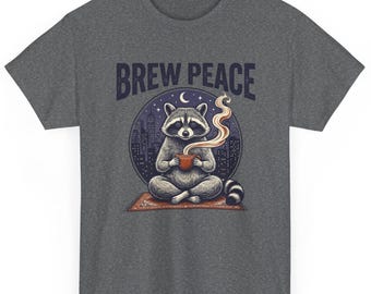 Camiseta para amantes del té "Brew Peace" / Camiseta de meditación con mapache y té / Regalo para amantes del té zen / Camiseta para beber té en paz / Camiseta de atención plena