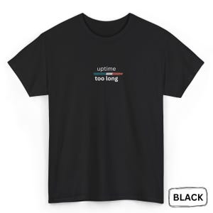 Può includere: T-shirt nera con la scritta bianca "uptime too long" sopra una barra orizzontale con segmenti blu, bianchi e rossi. La maglietta è a girocollo.