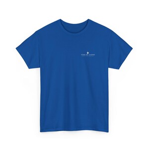 Puede incluir: Camiseta azul real con un pequeño gráfico blanco en la parte superior izquierda del pecho. El gráfico incluye el texto "sleep.exe crashed" y "HARVARD YOUTH UNIVERSITY". La camiseta tiene mangas cortas y cuello redondo.