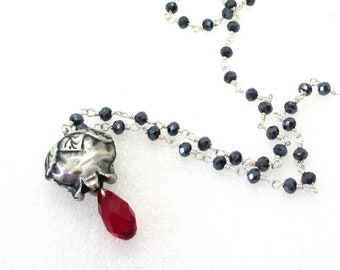 Collana con pendente di melograno. Collana delicatissima ed elegante. Catena rosario cristallo Hematite.Simbolo cristiano e ebraico di vita.