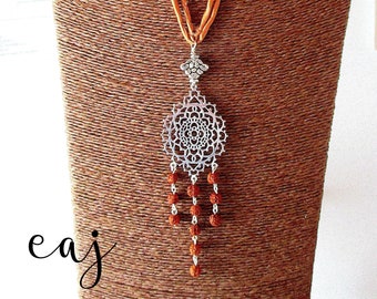 Collana filigrana Rudrax e seta. Collana ornata con Rudraksha di qualità AAA. Fiore di loto. Collana etnica. Spirituale. Collana lunga.