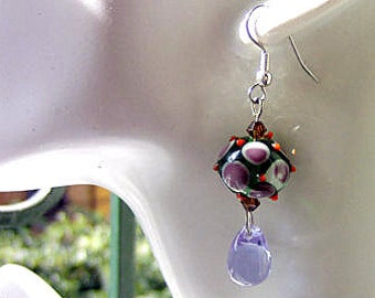 Orecchini con perle in vetro di Murano. Orecchini con perle a lume. Pendenti con gocce di vetro. Verde, viola e pois rossi. Multicolori