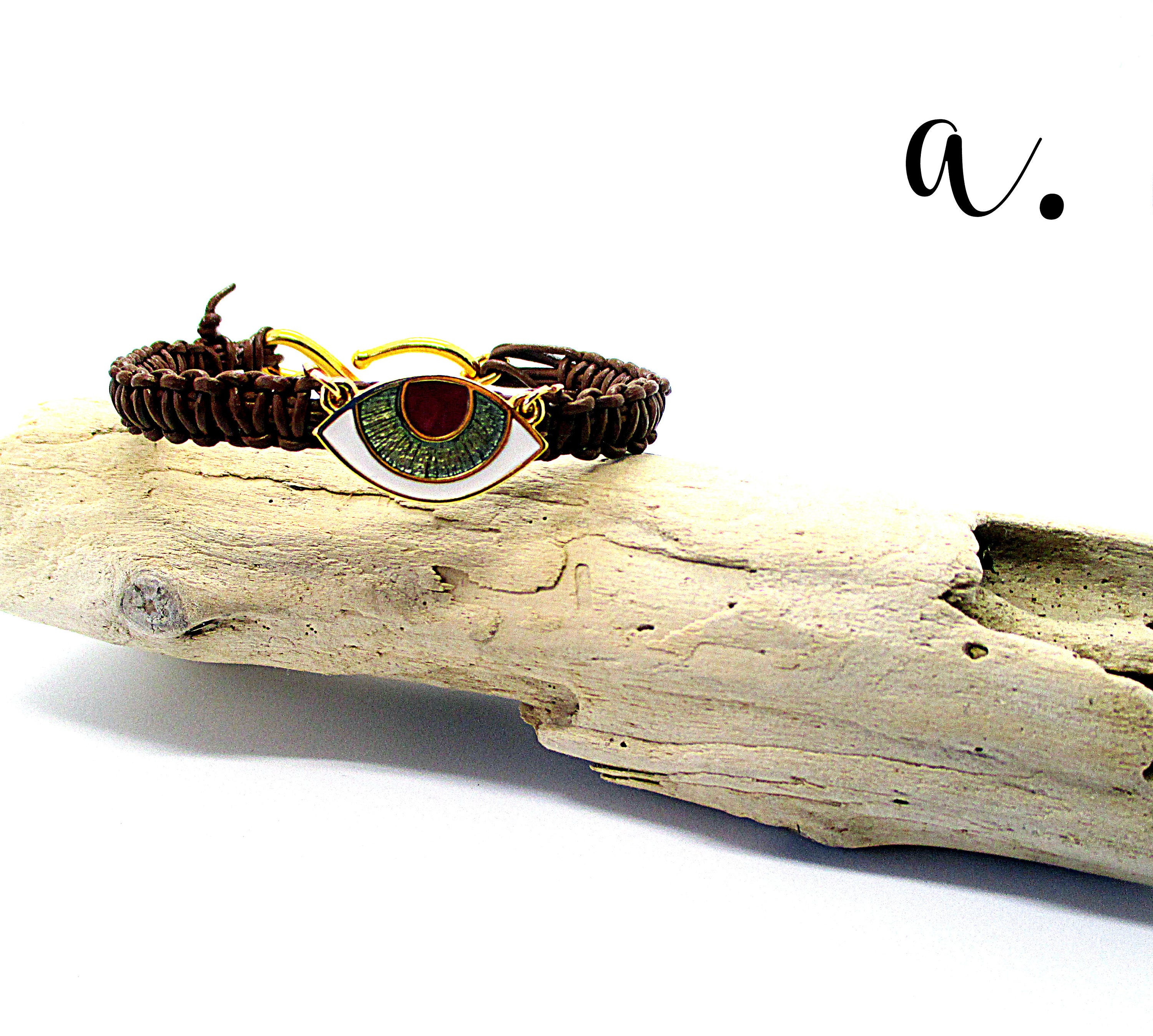 Bracelet en macramé et breloque amour éternel. Fermeture réglable